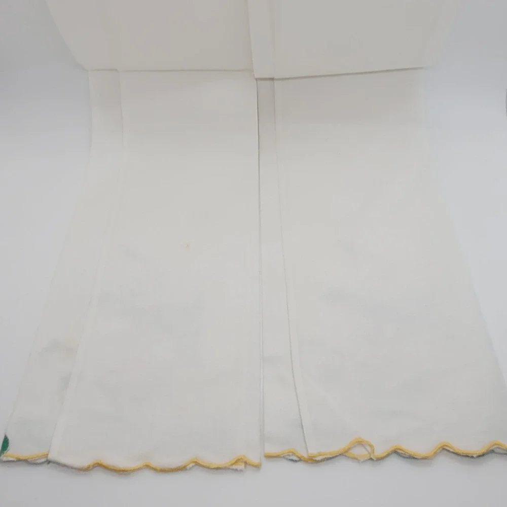 Vintage Embroidered Floral Hand Towels Set of 2 White Scalloped Edge Cottagecore